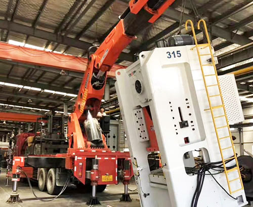 东方附近随车吊出租，轻松解决运输难题