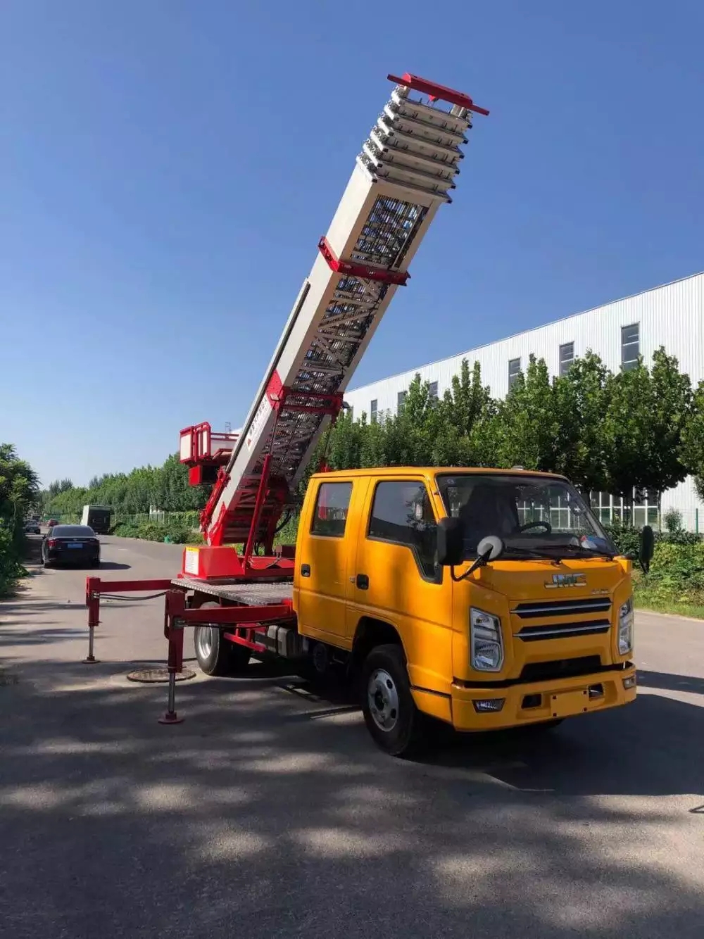 东方附近的云梯车出租服务：轻松解决高空作业需求